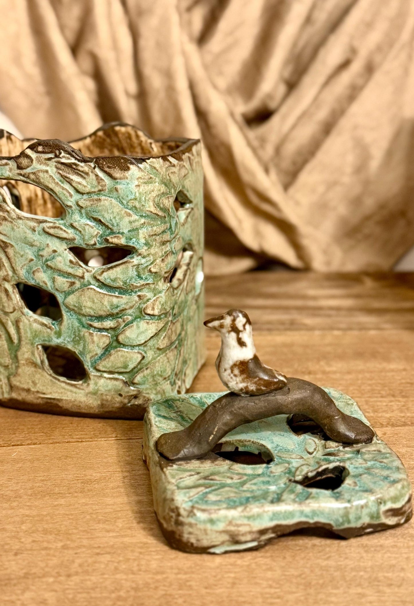 Green lidded container with a little bird (Medium)